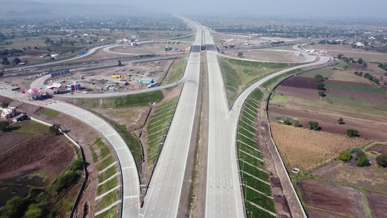 nagpur라고도 알려진 samruddhi mahamarg에서 건설 중인 6차선 고속도로인 뭄바이 슈퍼 통신 고속도로로의 교차로의 후면 공중 드론 샷 공개