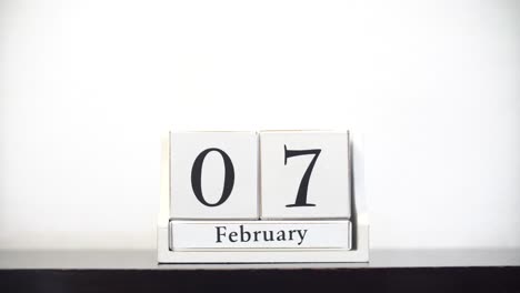 Weißer-Kalender-Zeitraffer-Februar