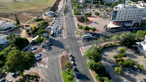 vídeo de drones de alta resolución de 4k de la zona industrial del norte de rehovot en un hermoso día soleado - israel