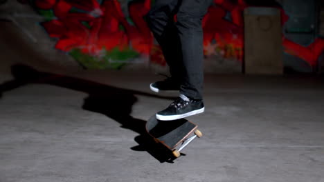 vista frontal de un patinador haciendo un salto de 360°