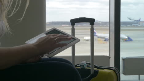 Frau-Wartet-Mit-Tablet-PC-Auf-Den-Flug