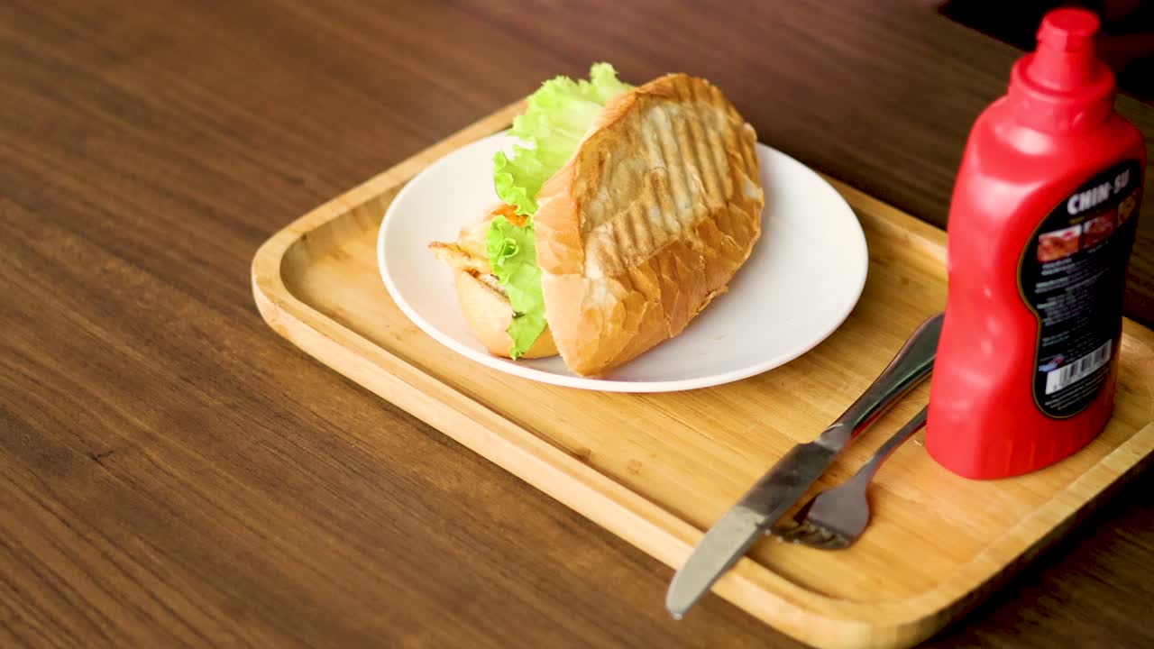 una preparación de comida con bánh mì y fideos