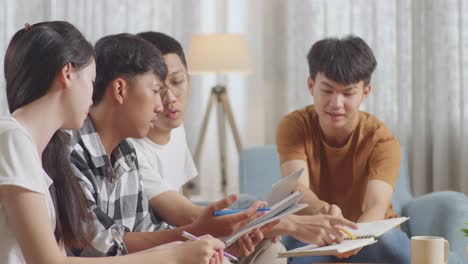 집에서 공부하는 아시아 십대 그룹, 노트북과 책으로 갈등을 벌이고 서로를 비난하려고 노력하는 그룹