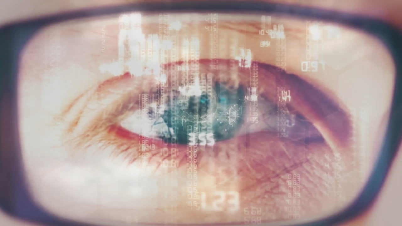 primer plano del ojo con animación de procesamiento de datos sobre gafas reflectantes