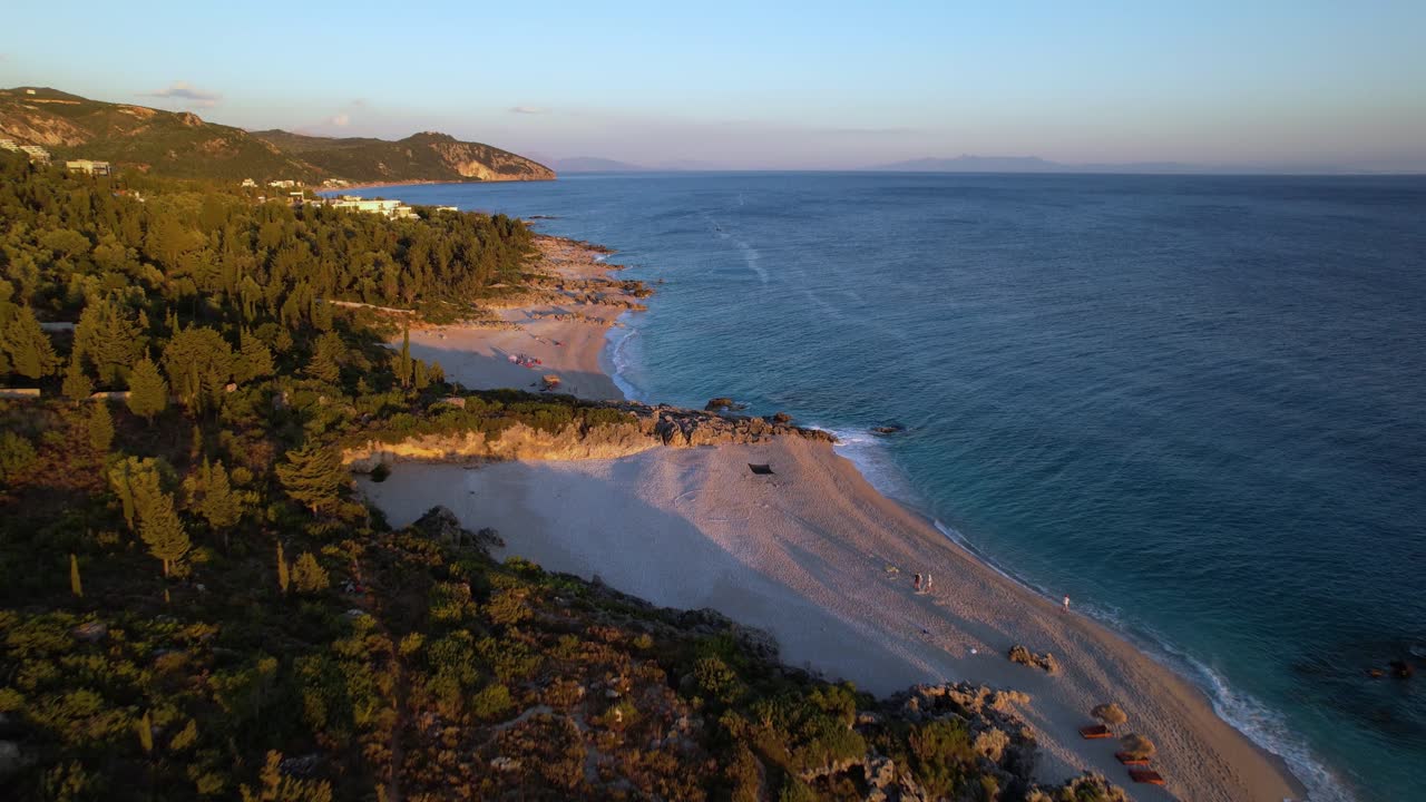 playas paradisíacas con guijarros rodeadas de rocas y agua de mar azul a orillas del mediterráneo en albania