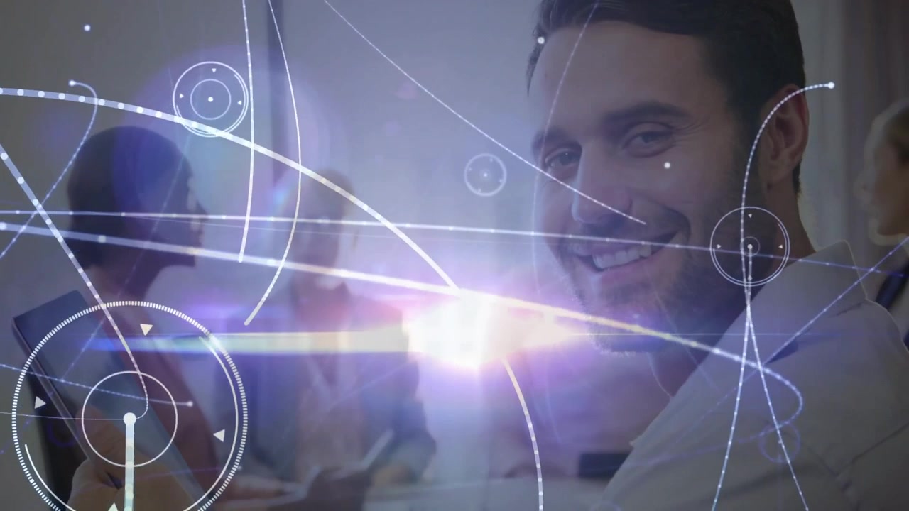 Colega de trabalho masculino tocando na tela do tablet e gerando visuais HUD, aprimorando a apresentação de negócios.