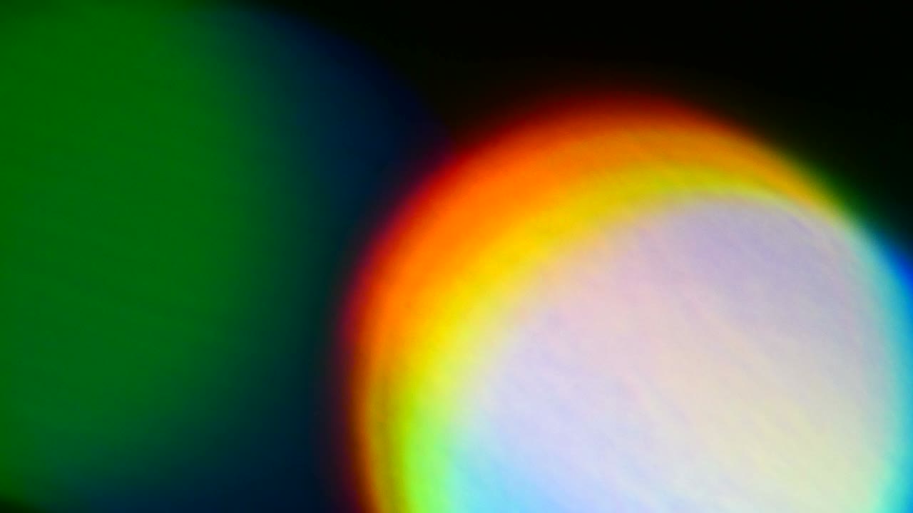 las luces bokeh en el fondo de la danza y el espectro de colores brillantes.