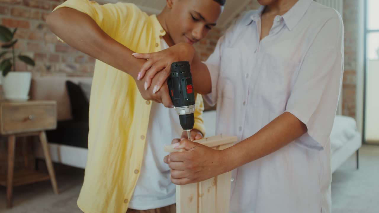 madre e hijo haciendo mejoras en el hogar juntos