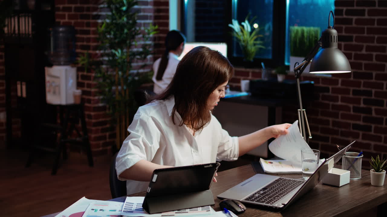mujer de negocios investigando para un proyecto de la empresa, comprobación cruzada entre dispositivos