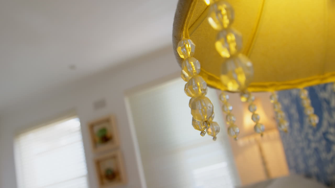 집에 있는 테이블 램프의 클로즈업 (4k)