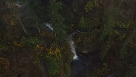 Vista-Aérea-De-Multnomah-Falls-Durante-El-Otoño,-Con-Niebla.