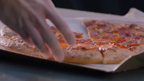 Einzelpersonen-Greifen-Nach-Stücken-Peperoni-Pizza