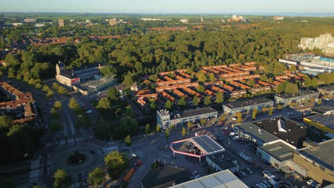 z powietrza nad amsterdamem, północną dzielnicą vogeldorp i vliegenbos latem