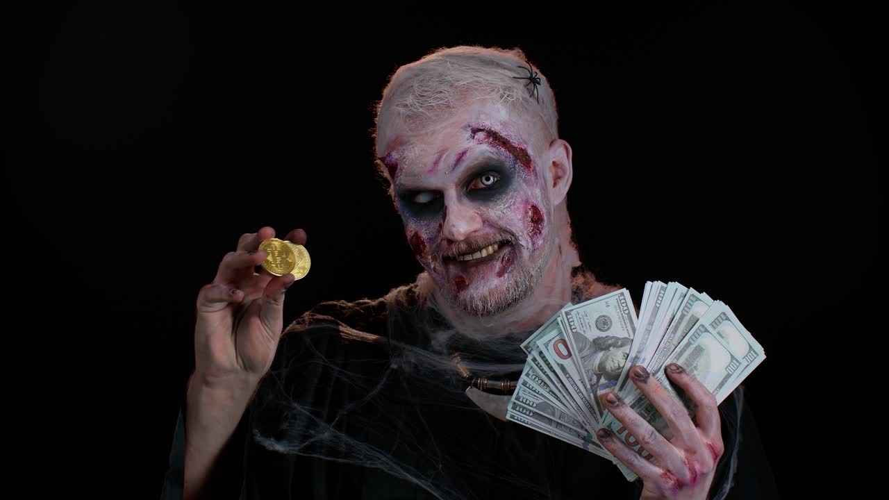 Uomo inquietante con il volto pieno di cicatrici insanguinate, zombie di Halloween che mostra la tecnologia futura del mining di bitcoin dorati