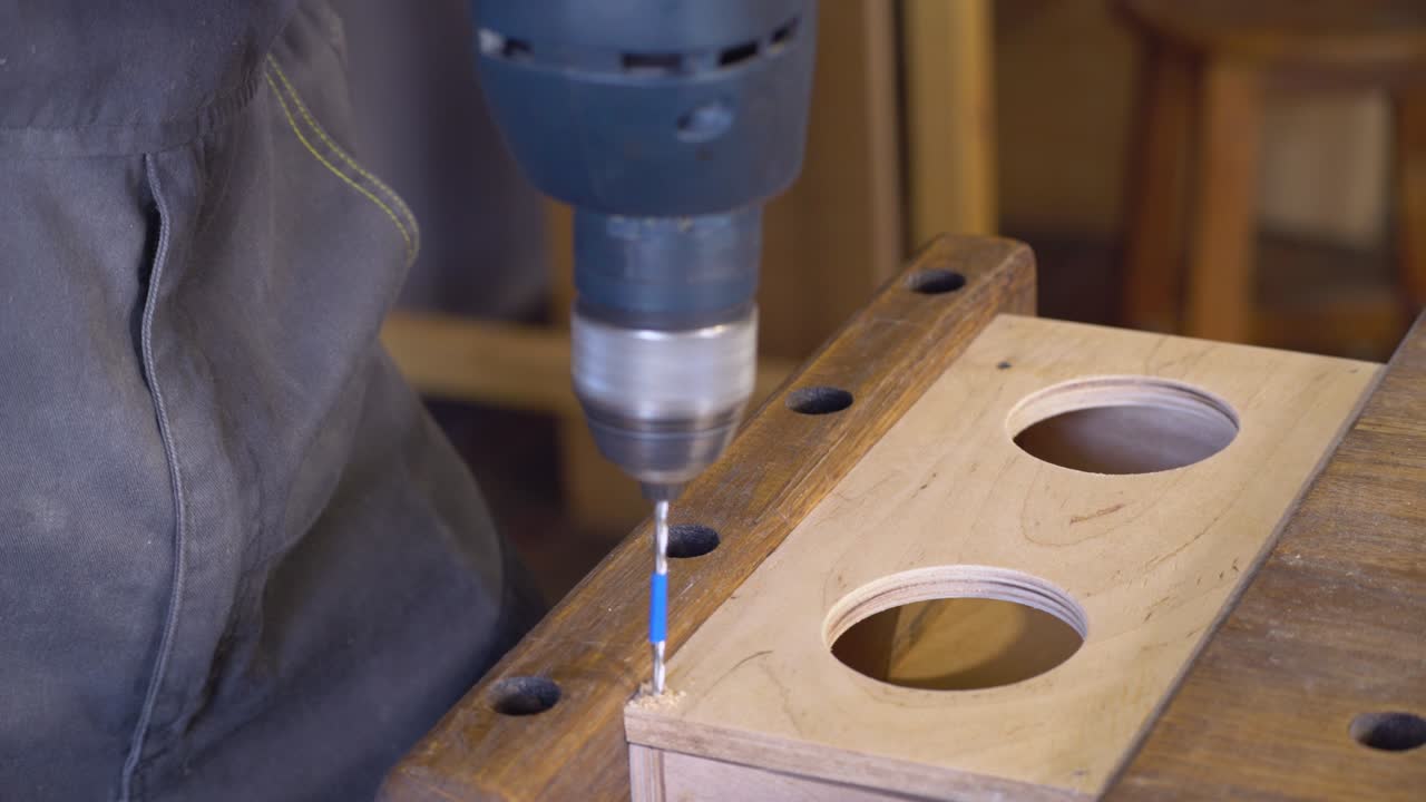 un carpintero usando un taladro y un perno