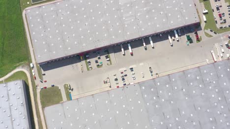 toma aérea del centro logístico con camiones