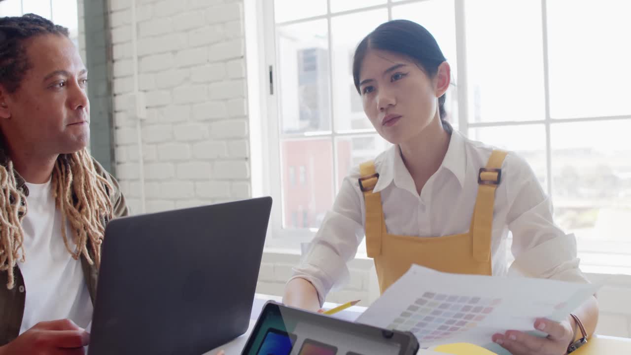 바쁜 다양한 디자이너들이 프로젝트를 논의하고 사무실에서 디자인 회의에서 노트북을 사용하고, 느린 움직임