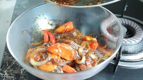 Pescado-Frito-De-Caballa-Española-Cocinado-Con-Salsa-De-Soja-Negra