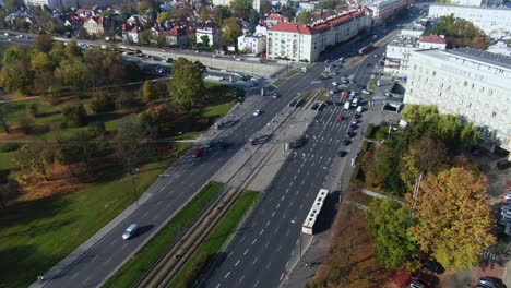 Antena-Del-Tráfico-En-El-Centro-De-La-Ciudad-De-Varsovia,-Cruce-De-Autopista-Aleja-Armii-Ludowej,-Transporte-Público-Ecológico