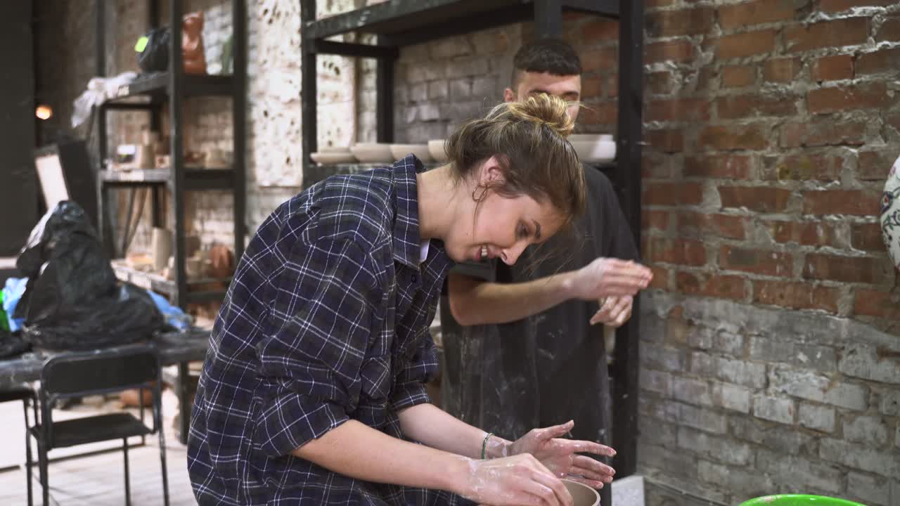 도자기 바 에 도자기 를 만드는 것 을 배우는 여자