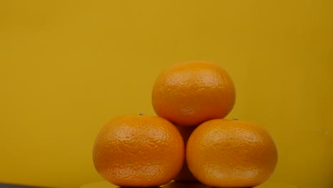 la fruta naranja se vuelve de color en el fondo