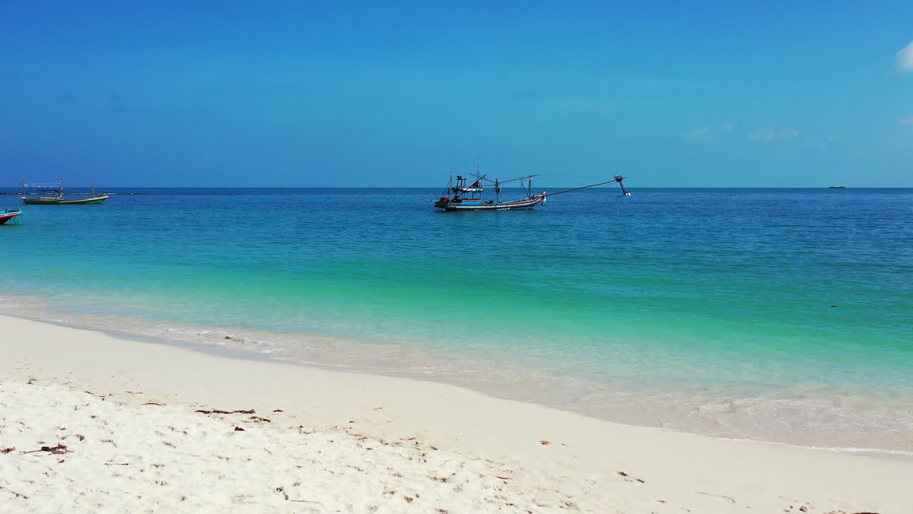추상 하얀 모래 해변과 청록색 바다 배경