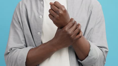 man experiencing wrist pain