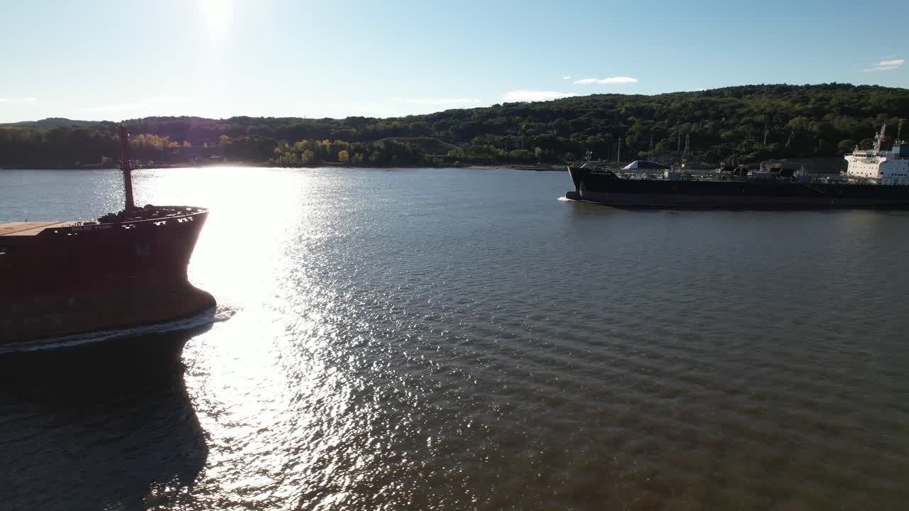 파란 하늘이 있는 화창한 날 북부 뉴욕의 허드슨 강을 내려다보는 공중 전망