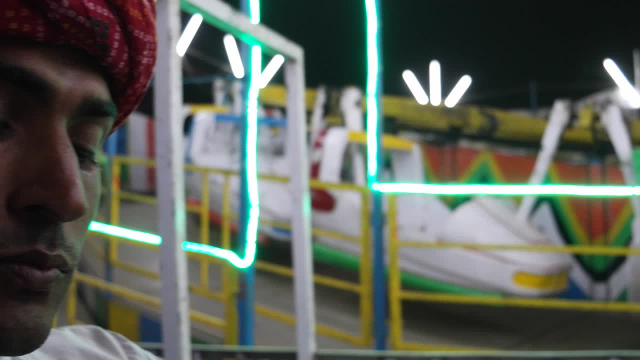 인도 의 라자스탄 의 카니발 인 푸스카르 멜라 에서 전통 의 옷 을 입고 아이스크림 을 먹는 인도 부부