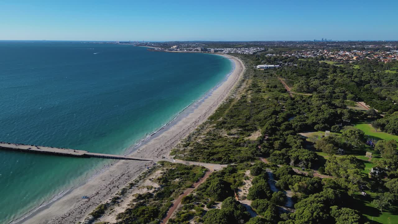 drone aéreo hacia adelante en movimiento disparado sobre el muelle de coogee beach en un día de verano en perth, australia occidental durante el día