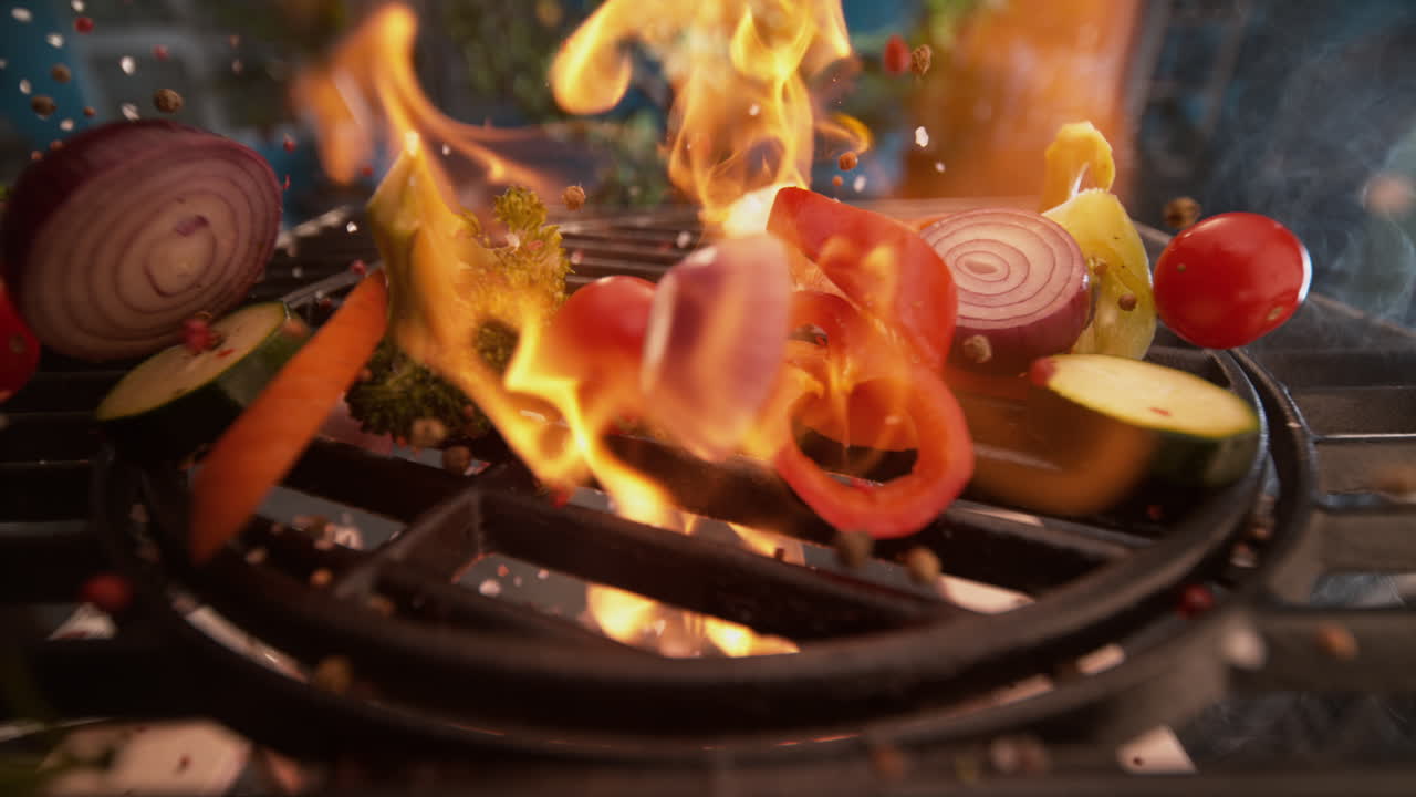 Verdure alla griglia con le fiamme