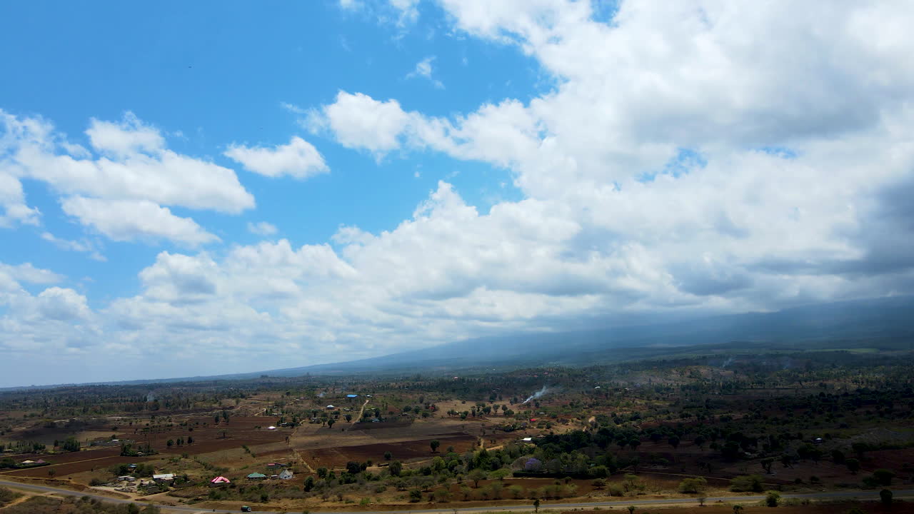 alta antena de un hermoso paisaje africano con edificios en la distancia