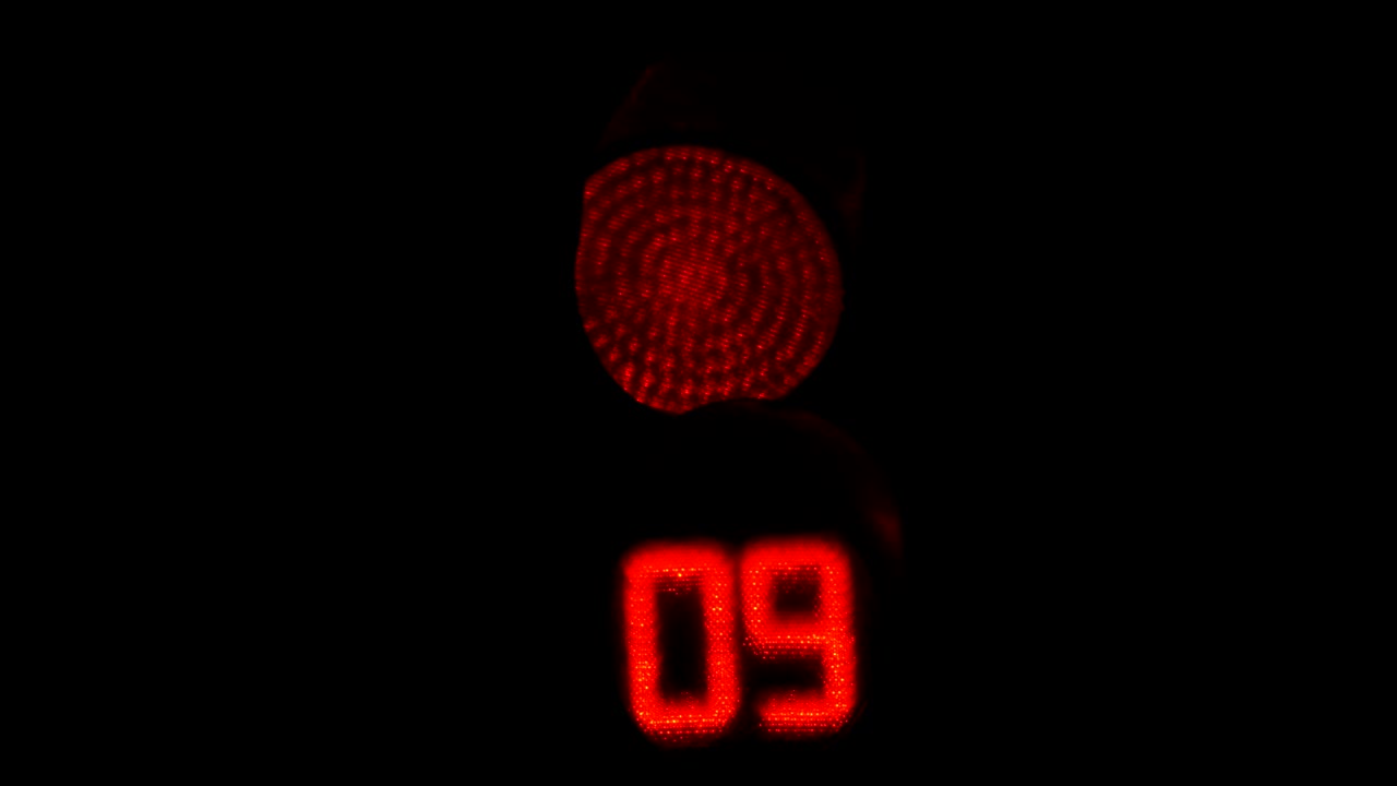 señal de semáforo en la noche