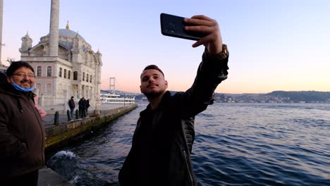 Hombre-Selfie-En-La-Mezquita-De-Ortakoy