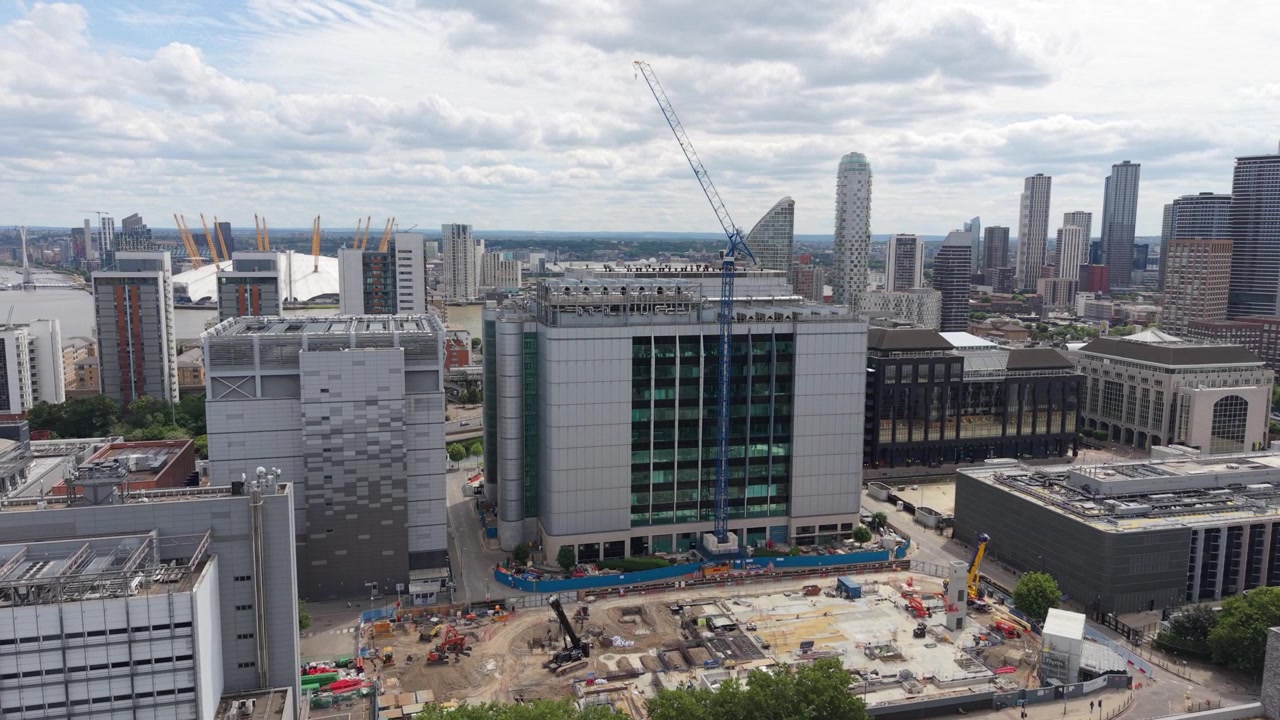 Perspectiva aérea captura uma grande instalação de Data Center em construção ativa em Londres. Guindastes e máquinas pesadas trabalham no local