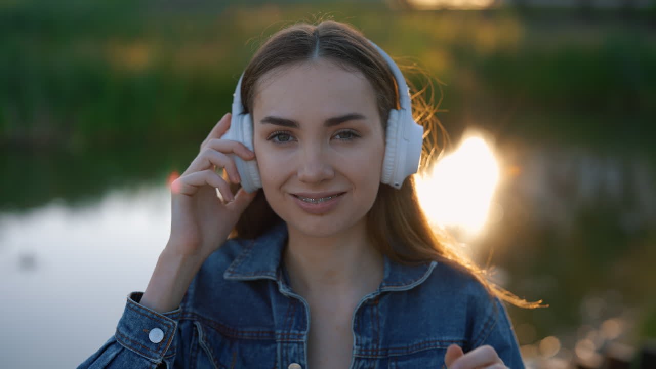 mujer escuchando música al aire libre