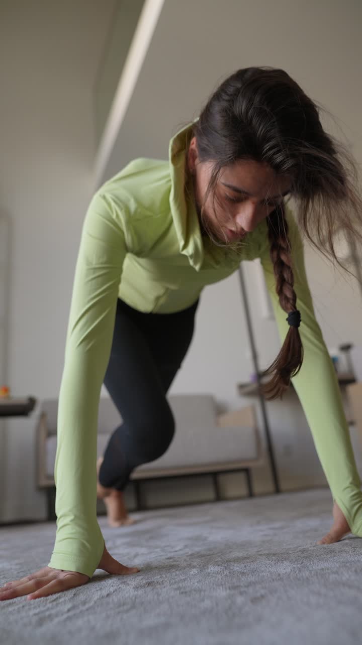 mujer realizando posturas de yoga en casa