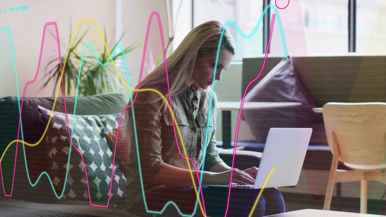 Wanita mengetik di laptop di sofa, bentuk gelombang dan grafik garis menyapu untuk analisis data
