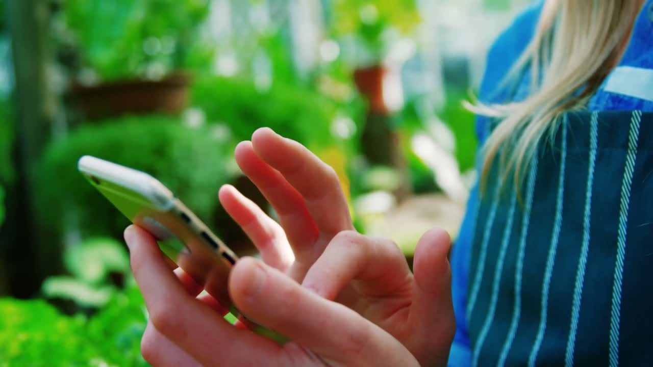 mujer usando teléfono móvil