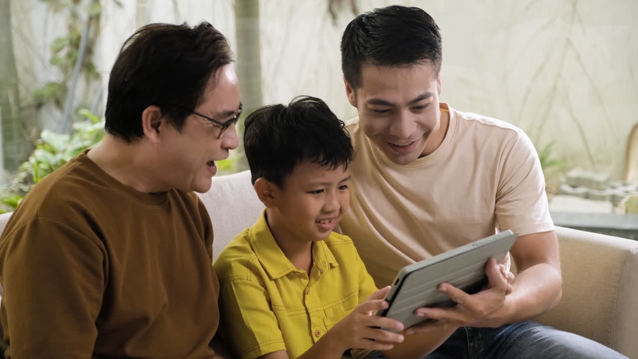 거실 에 있는 아시아인 남자 와 소년