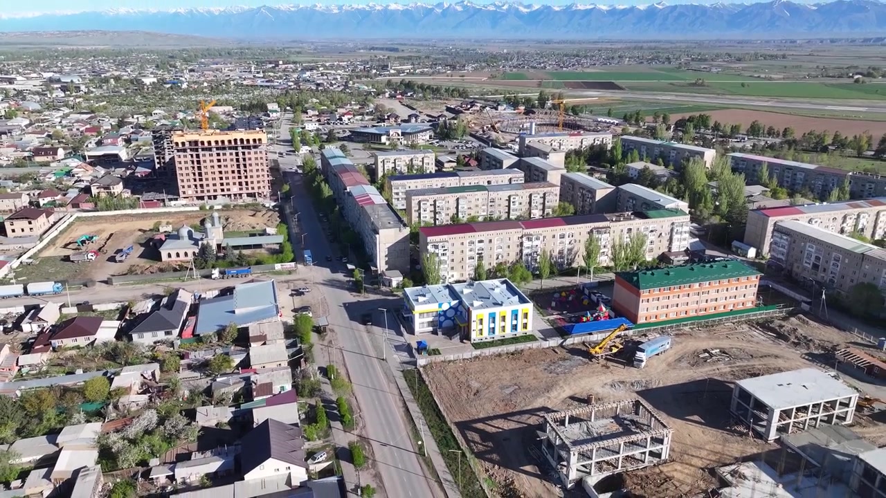 Edifícios de apartamentos em estilo soviético, habitação na cidade de Karakol, Quirguistão. Cena urbana aérea