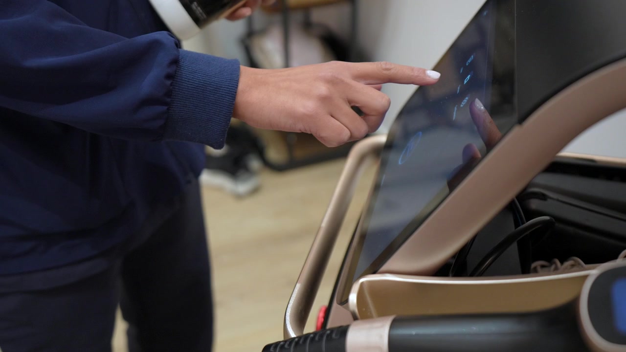 Pessoa Usando Interface Touchscreen em Equipamento Moderno