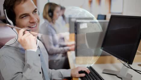 Mann-Arbeitet-Im-Callcenter