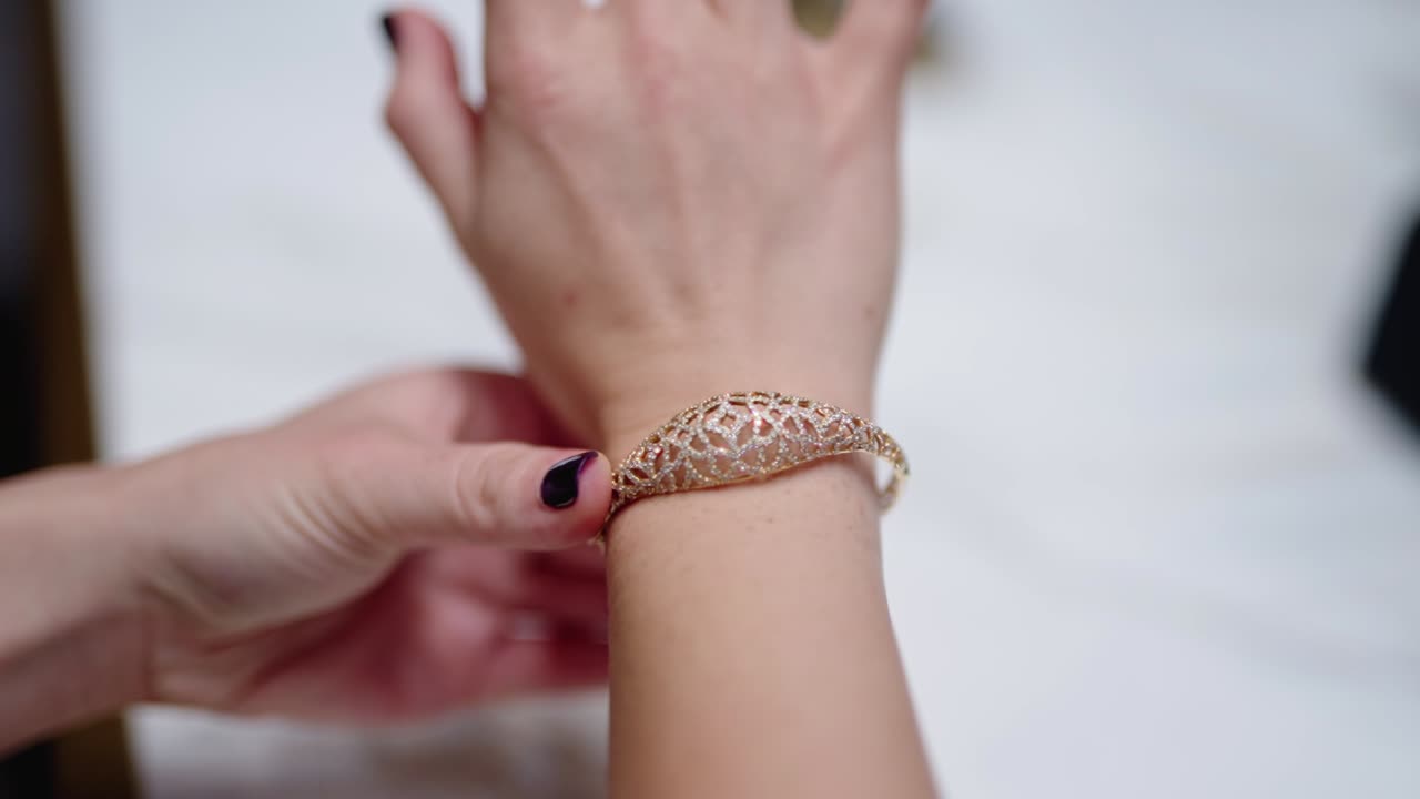 보석을 맞추기 위해 노력하는 여성