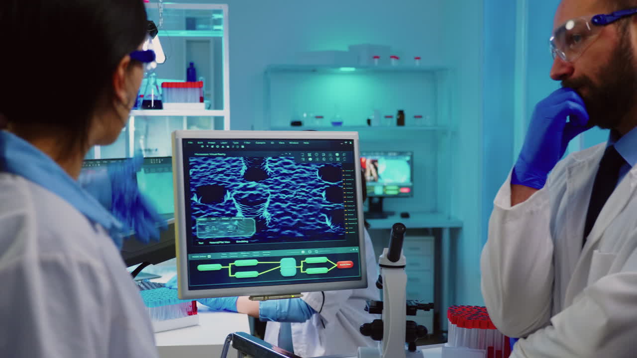 químicos profesionales que analizan el desarrollo de vacunas