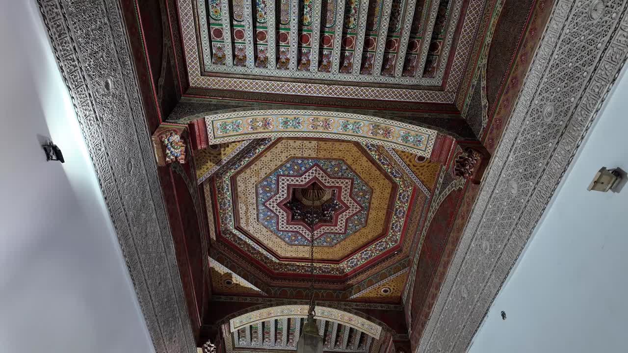 techo de diseño artístico dentro de la casa riad en medina de marrakech, marruecos