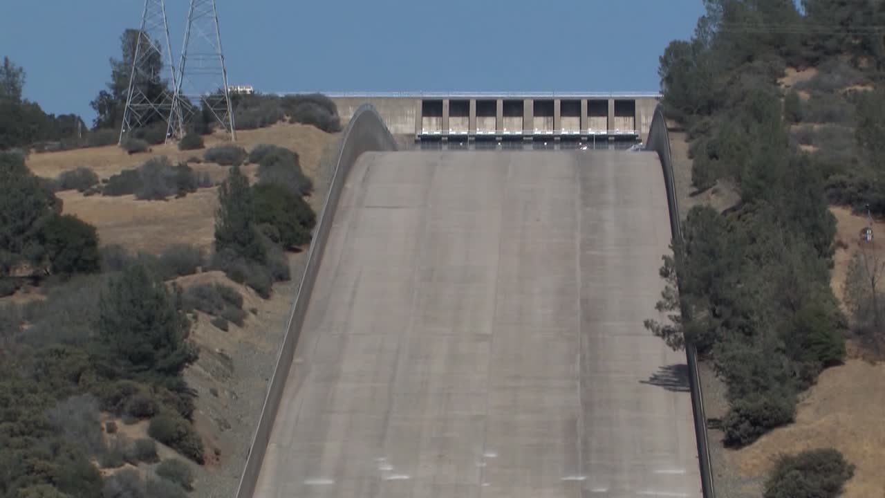 toma panorámica de la vista histórica del aliviadero de la represa de oroville en california, ee.uu. antes de la crisis de la represa de oroville en 2017