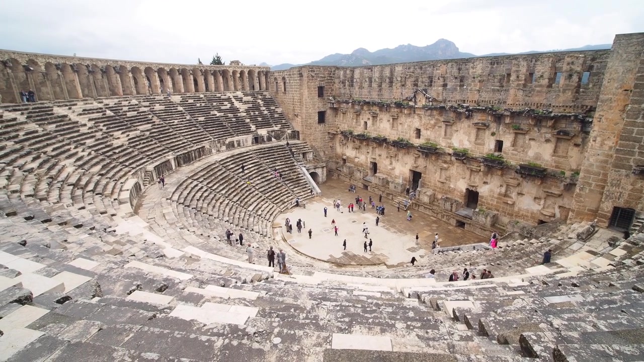 Wisatawan Menjelajahi Teater Romawi Kuno Aspendos