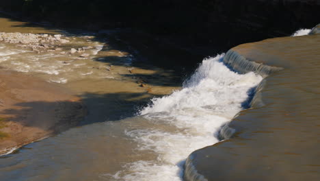 Breiter-Wasserfall-In-Einem-Fluss