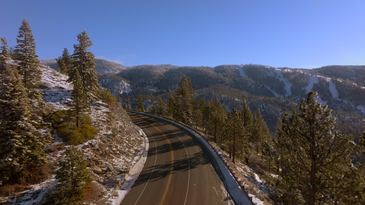 antena de la carretera que se curva alrededor de la curva en las montañas del lago tahoe, nevada en un hermoso día de invierno
